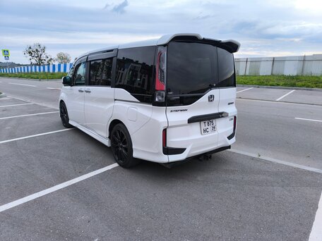 2015 Honda Stepwgn V, белый, 2050000 рублей, вид 4