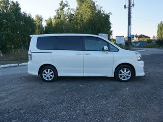 2010 Toyota Voxy II (R70) Рестайлинг, белый, 1500000 рублей, вид 4