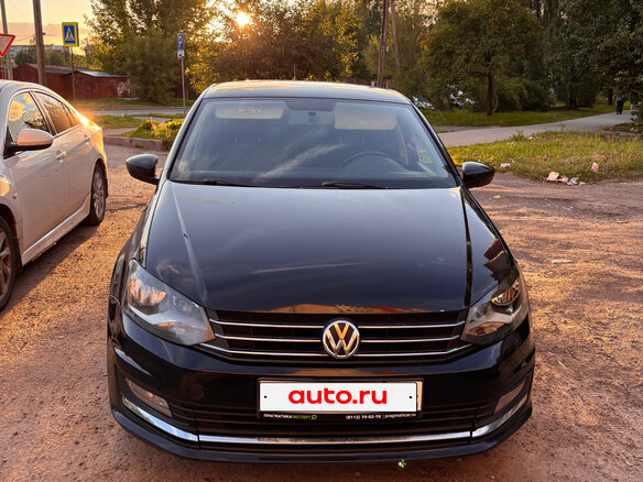 2016 Volkswagen Polo V Рестайлинг, чёрный - вид 2