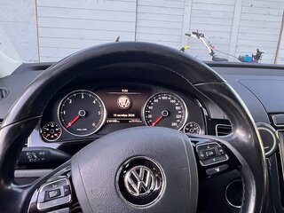 2017 Volkswagen Touareg II Рестайлинг, белый, 3790000 рублей, вид 4