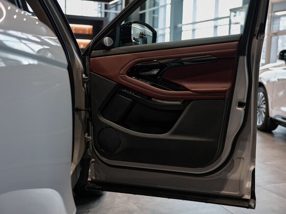 2025 Land Rover Range Rover Evoque II Рестайлинг, серый, 6949000 рублей - вид 9