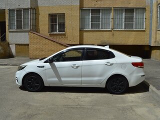 2015 Kia Rio III Рестайлинг, белый, 620000 рублей, вид 2
