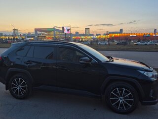2021 Toyota RAV4 V (XA50), чёрный, 3450000 рублей, вид 4