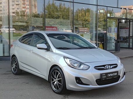 2013 Hyundai Solaris I, серебристый, 650000 рублей, вид 3