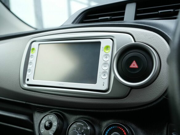 2012 Toyota Vitz III (XP130), серый, 810000 рублей - вид 18
