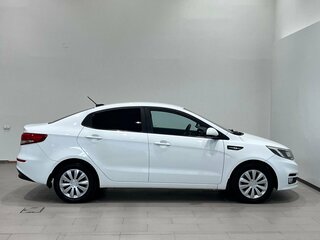 2017 Kia Rio III Рестайлинг, белый, 915000 рублей, вид 4