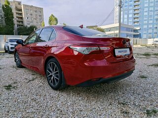 2021 Toyota Camry VIII (XV70) Рестайлинг, красный, 3150000 рублей, вид 4