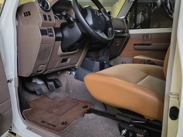 2022 Toyota Land Cruiser 71 70 Series Рестайлинг 1, белый, 7350000 рублей - вид 22