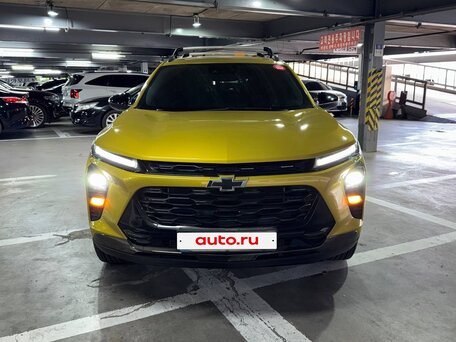 2023 Chevrolet Trax II, золотистый, 1620000 рублей, вид 3
