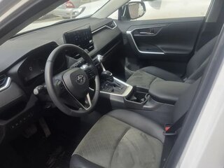 2025 Toyota RAV4 V (XA50), белый, 4150000 рублей, вид 3