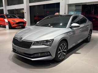 2023 Skoda Superb III Рестайлинг, серебристый, 1780000 рублей, вид 1