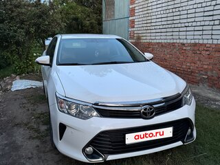 2016 Toyota Camry VII (XV50) Рестайлинг, белый, 1890000 рублей, вид 3