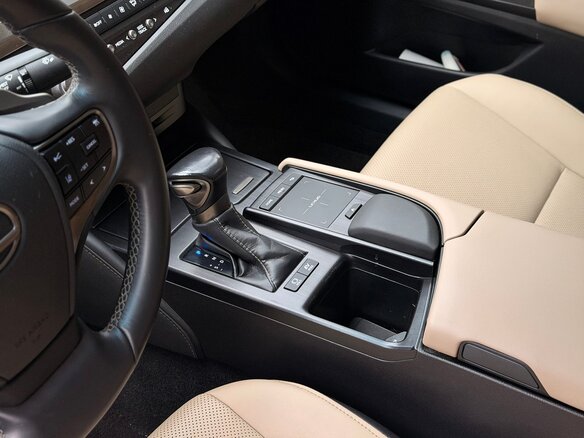 2020 Lexus ES 300h VII, белый, 4200000 рублей - вид 21
