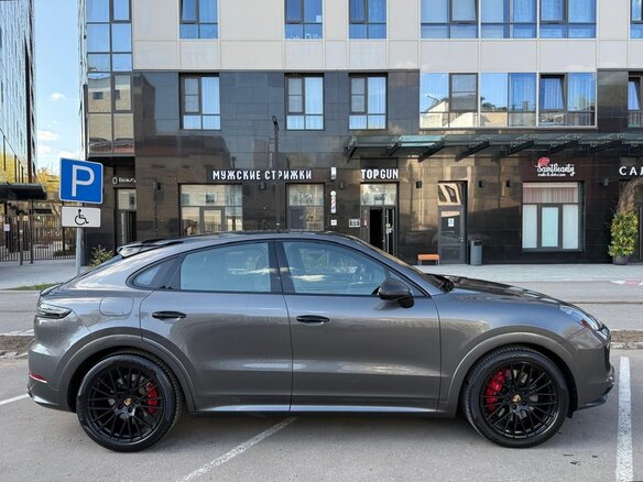 2022 Porsche Cayenne GTS Coupé III, серый, 13400000 рублей - вид 2