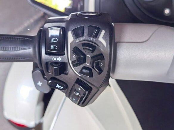 2011 BRP Can-Am Spyder, белый, 1500000 рублей - вид 16