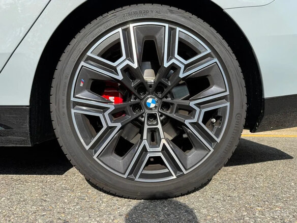 2026 BMW 5 серии 530i xDrive VIII (G60/G61/G68), серый, 8900000 рублей - вид 19