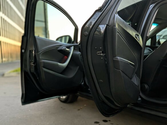 2013 Opel Astra J Рестайлинг, чёрный - вид 13