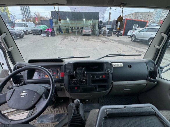 2011 Nissan Cabstar, белый - вид 9
