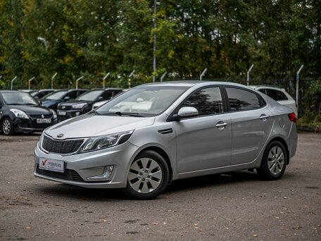 2015 Kia Rio III Рестайлинг, серебристый, 944000 рублей, вид 1