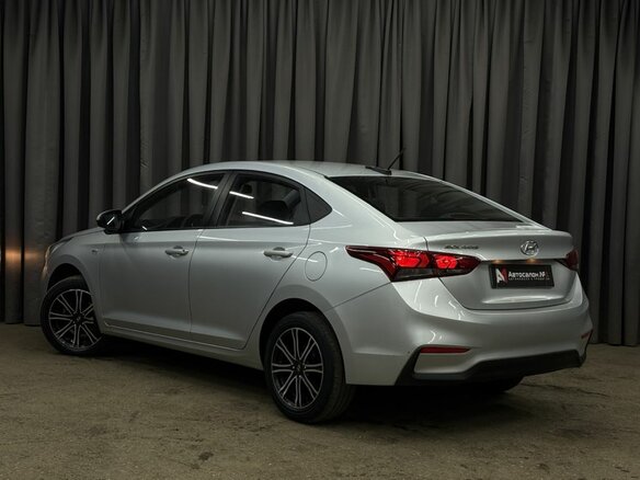 2017 Hyundai Solaris II, серебристый, 1199900 рублей - вид 2
