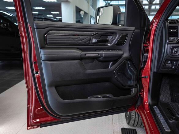 2026 Ram 1500 Crew Cab V Рестайлинг, красный - вид 12