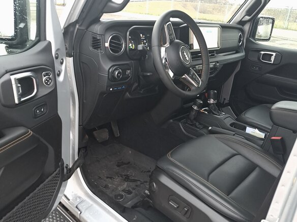 2024 Jeep Wrangler 4xe IV (JL) Рестайлинг, серебристый, 4850000 рублей - вид 11