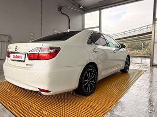 2017 Toyota Camry VII (XV50) Рестайлинг 2, белый, 2500000 рублей, вид 3