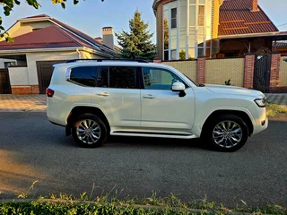 2024 Toyota Land Cruiser 300 Series, белый, 11500000 рублей, вид 4