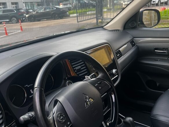2020 Mitsubishi Outlander III Рестайлинг 3, коричневый, 1900000 рублей - вид 3