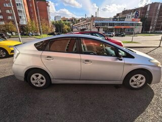 2010 Toyota Prius III (XW30), серебристый, 900000 рублей, вид 3