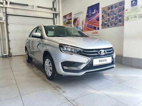 2026 Lada (ВАЗ) Vesta I Рестайлинг (NG), серебристый, 1705000 рублей, вид 3