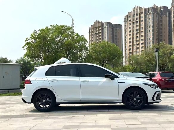 2023 Volkswagen Golf VIII, белый - вид 3