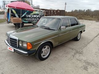 1984 Mercedes-Benz W123 230, зелёный, 380000 рублей, вид 1