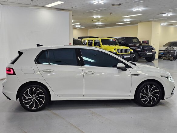 2022 Volkswagen Golf VIII, белый, 2655000 рублей - вид 2