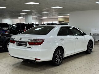 2017 Toyota Camry VII (XV50) Рестайлинг, белый, 1699000 рублей, вид 5