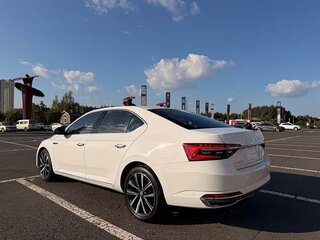 2023 Skoda Superb III Рестайлинг, белый, 2712000 рублей, вид 4