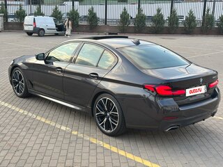 2021 BMW 5 серии 540i VII (G30/G31/G38) Рестайлинг, серый, 5790000 рублей, вид 4