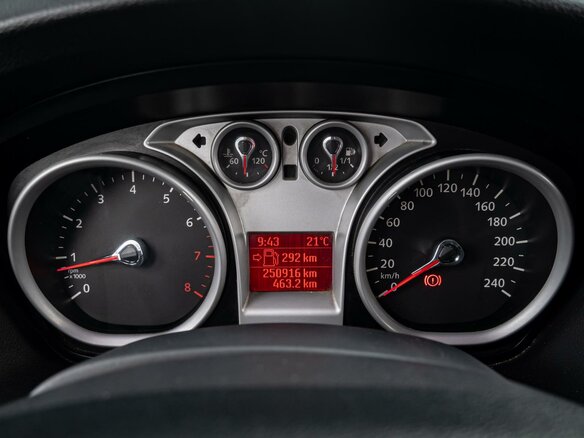 2010 Ford Focus II Рестайлинг, белый - вид 13