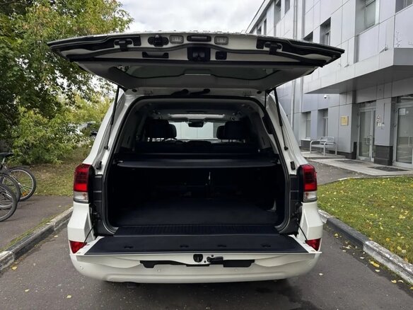 2019 Toyota Land Cruiser 200 Series Рестайлинг 2, белый, 9500000 рублей - вид 20