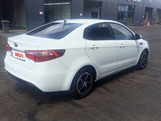 2013 Kia Rio 5-speed III, белый, 700000 рублей, вид 4