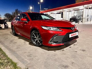 2021 Toyota Camry VIII (XV70) Рестайлинг, красный, 3000000 рублей, вид 3