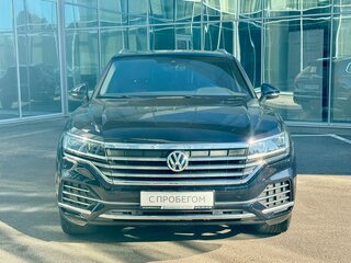 2021 Volkswagen Touareg III, чёрный, 6380000 рублей, вид 2