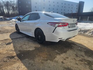 2020 Toyota Camry US Market VIII (XV70) Рестайлинг, белый, 2000000 рублей, вид 4