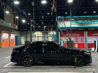 2024 BMW 5 серии 530e VIII (G60/G61/G68), чёрный, 7400000 рублей, вид 3