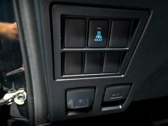 2017 Toyota Hilux VIII, чёрный - вид 24