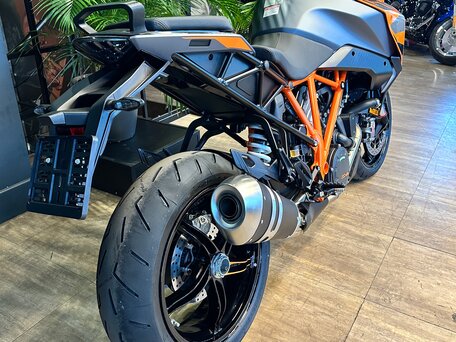 2023 KTM 1290 Super Duke GT, оранжевый, 1728000 рублей, вид 2