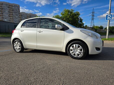 2009 Toyota Vitz II (XP90), белый, 755000 рублей, вид 3