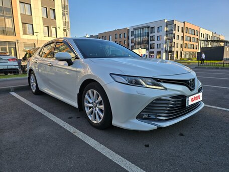 2020 Toyota Camry VIII (XV70), белый, 2749000 рублей, вид 3