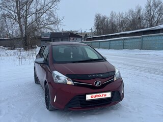 2016 Toyota Vitz III (XP130) Рестайлинг, красный, 1120000 рублей, вид 3
