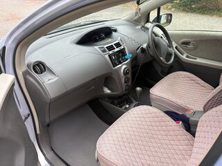 2008 Toyota Vitz II (XP90), серебристый, 680000 рублей, вид 5